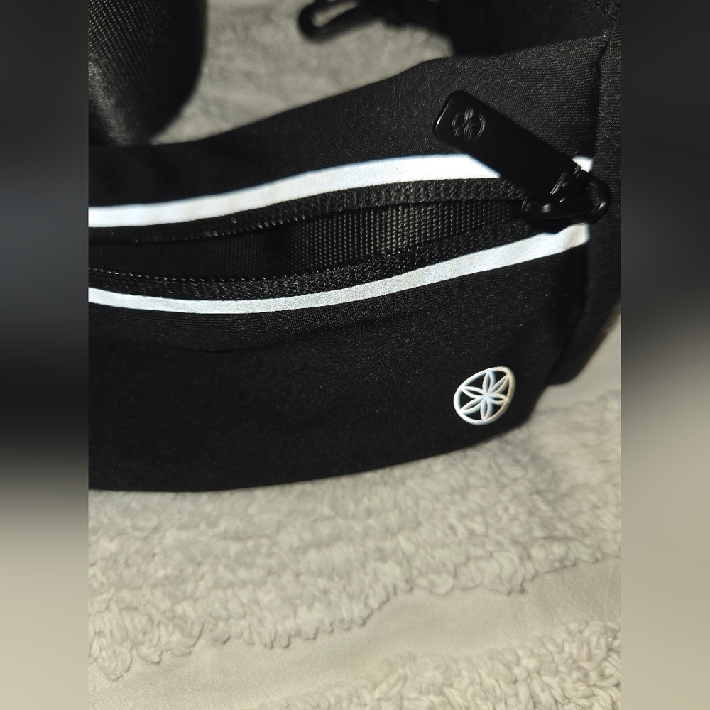 NWT GAIAM Black Excursion Waist Pack - Picture 2 of 9